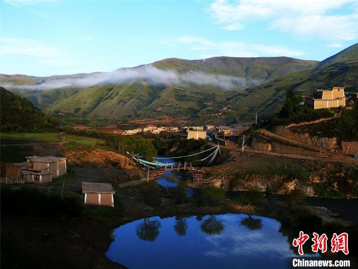 图为神座村自然风光。阿坝县委宣传部供图