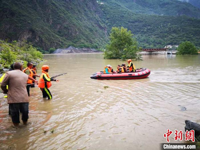 消防救援力量正在营救转移群众。四川消防提供