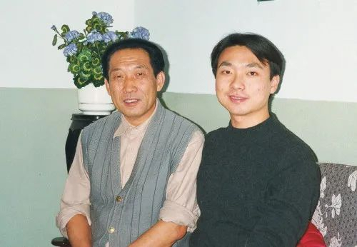 ▲康辉与其父亲（图源：康辉自传《平均分》，下同）