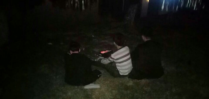 ▲盛天逸（中间）和他的朋友。受访者供图