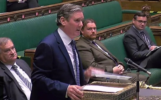 英国工党领袖凯尔‧斯塔摩16日在议会发言。/BBC视频截图