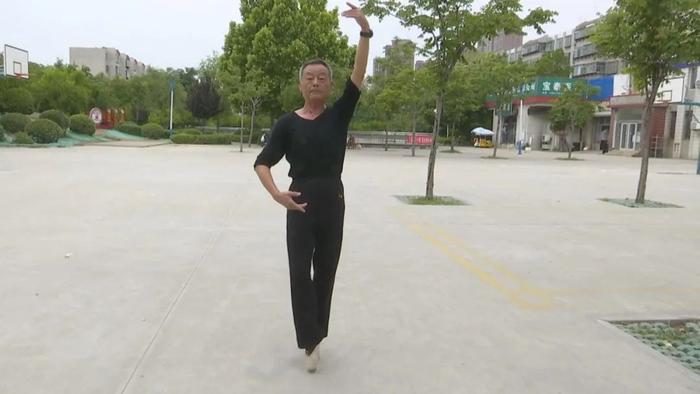 66岁大爷跳芭蕾！网友：谁还没有一颗“少女心”