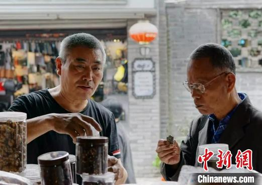 顾客品尝选购小食 黄岩西城供图