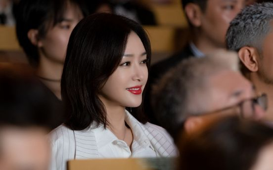 《怪你过分美丽》剧照。图为女主角莫向晚（秦岚饰）