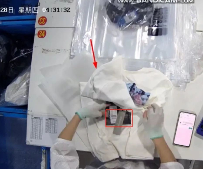 ▲得物开箱视频监控中，吊牌看上去没有断裂