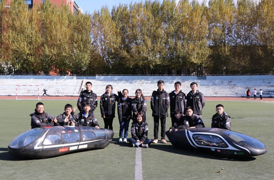 　　在课余时间，曾宣霖（左一）参加了吉林大学肯赛节能车队，并帮助车队获得了2019年壳牌汽车环保马拉松赛亚洲站第五名等奖项。