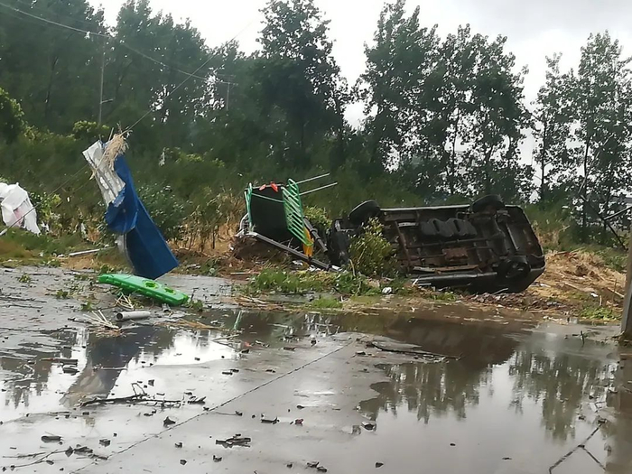 ↑ 汽车被龙卷风掀翻