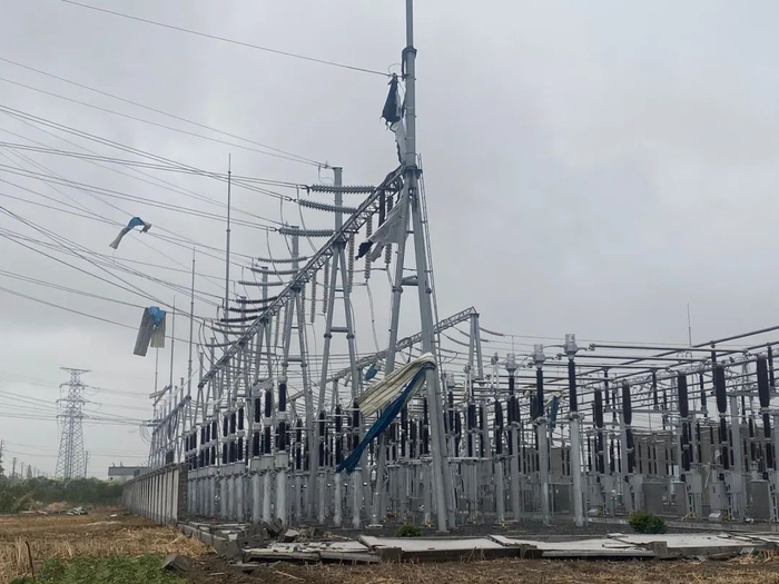 ↑ 电力设施被龙卷风损毁