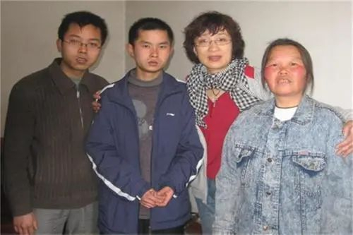  李静芝和她帮助过的家庭。受访者供图