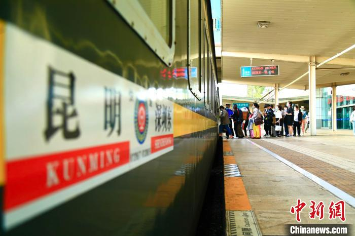 图为乘客搭乘普速列车出行。中国铁路昆明局集团供图