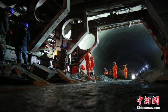 资料图：消防救援人员在隧道内搜救。中新社发 王星皓 摄