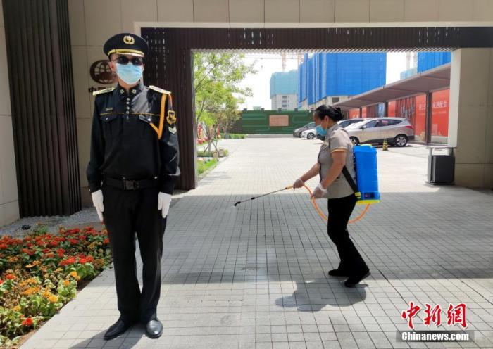 6月16日，北京花乡地区一售楼处外，工作人员正在进行防疫消毒。 中新社记者 张宇 摄