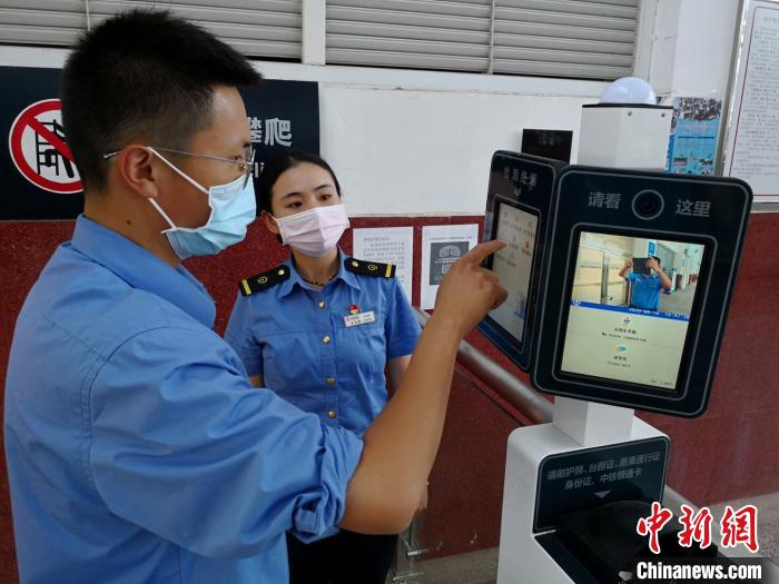     图为铁路工作人员检查电子客票仪器。中国铁路昆明局集团供图