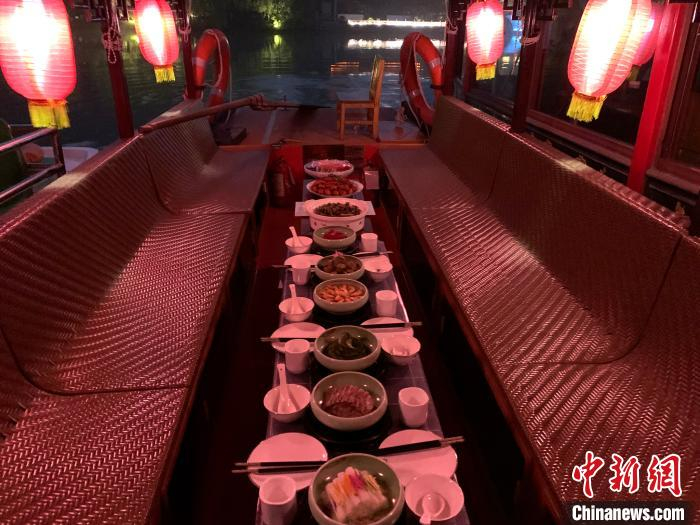 扬州打造“夜经济”，推出瘦西湖船宴。　崔佳明 摄