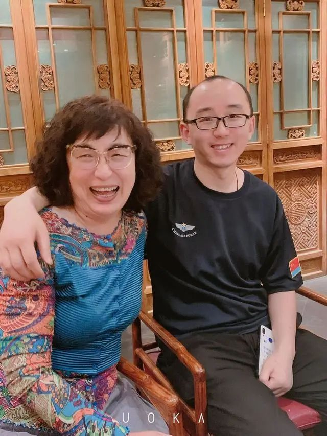  李静芝与儿子团圆后合影。受访者供图