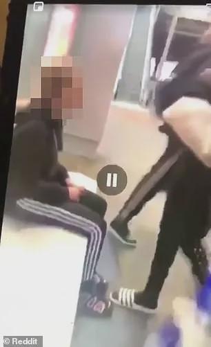 澳洲女孩被8个女生殴打，只因跟男生说了一句话