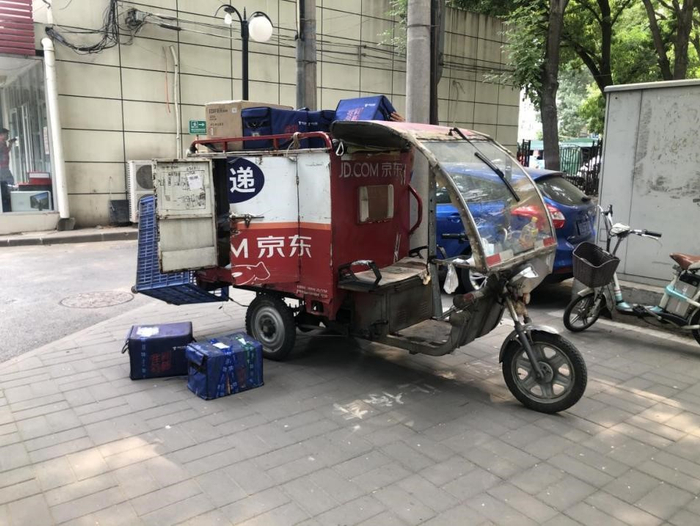 海淀区紫竹院街道快递车进入小区配送。 澎湃新闻记者 张成杰 图