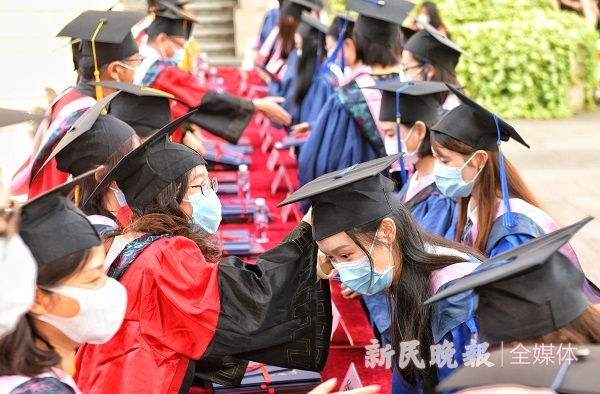 图说：今年的毕业典礼在主会场、分会场和云端同时进行 来源/新民晚报记者 孙中钦 实习生 华天择 摄