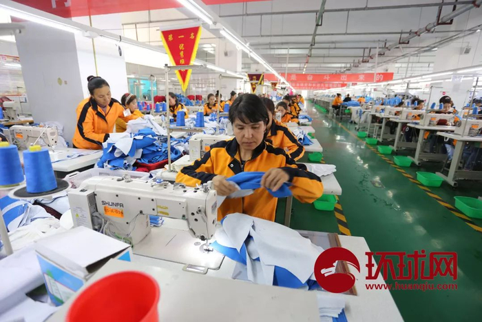 资料图：喀什市北部产业园一家服装厂内，女工正在专注工作 