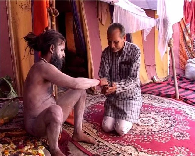  ▲裸体巴巴（左）和信众。梁子 摄