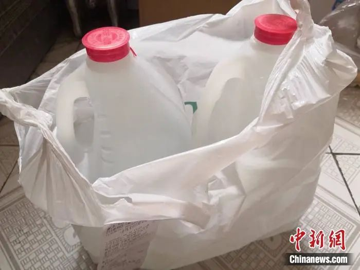  快递不能上门，居民需要到小区门口自取快递。消费者供图。