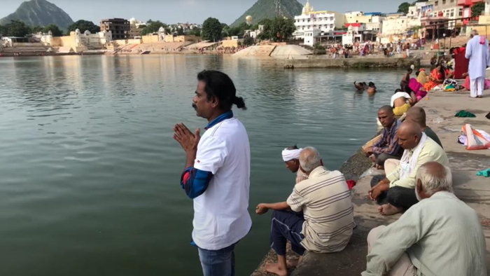  ▲在“圣湖”普什卡尔湖边做祈祷的Baba Sen