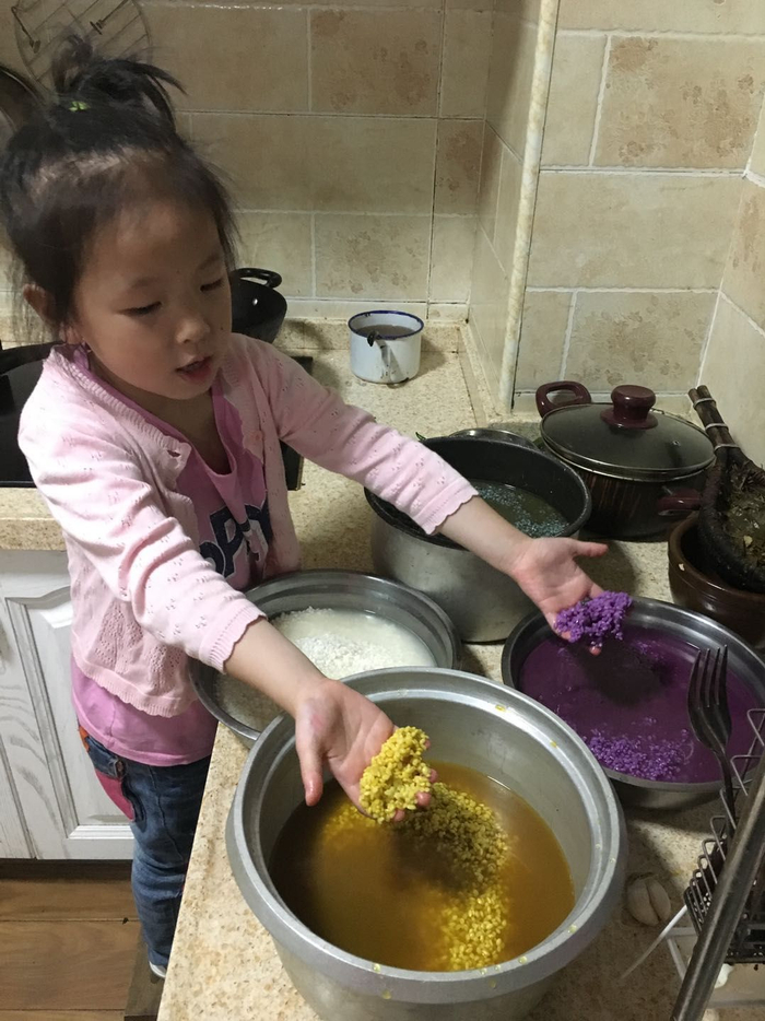 孩子们自制食物。广西龙胜各族自治县幼儿园供图