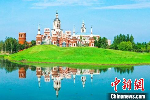 坐落在水畔的俄式建筑 伏尔加庄园供图 