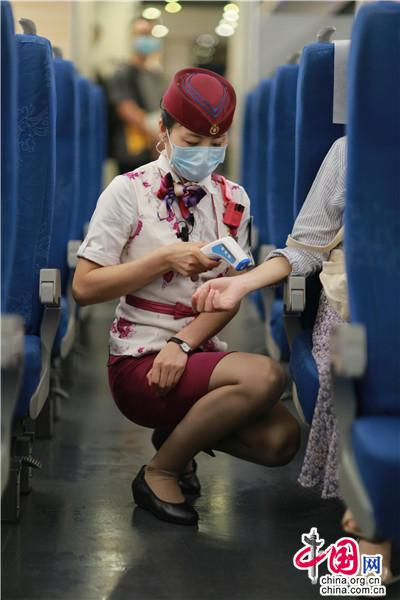 赵玲为旅客测温。苏志刚 摄