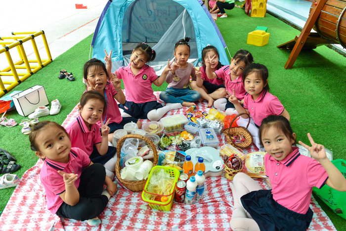 在广西龙胜各族自治县幼儿园，小朋友们在校园里进行“野餐”。吴生斌 摄