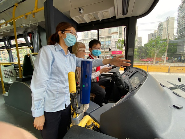 图说：小学生进公交车当主播“带货”安全乘车知识 巴士一公司供图（下同）