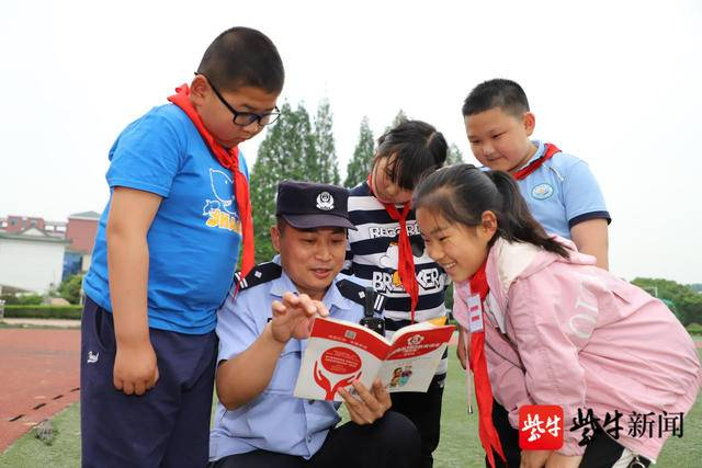 图为民警为孩子们讲授预防毒品犯罪的知识。