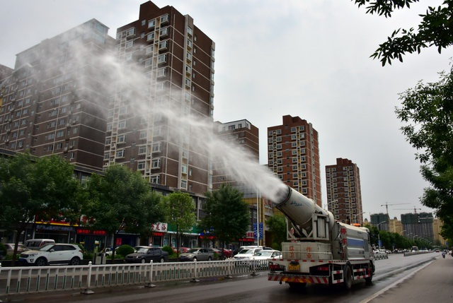 河北省高污染产业比重大、污染排放强度大。图为河北香河街道上的雾炮车。摄影/章轲