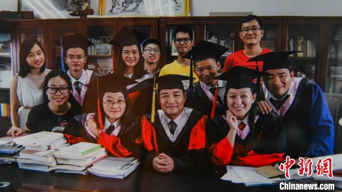 罗必良教授与学生的合影。 陈骥旻 摄