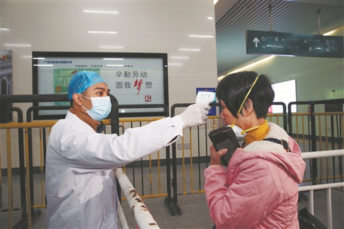 ■市交运、卫健、公安等部门在铁路出入口设点进行防疫检查 记者 曹雪琴 摄