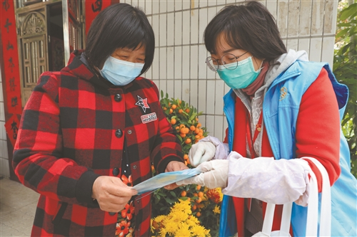 ■雅园社区巾帼志愿者上门做防疫宣传 记者 曹雪琴 摄