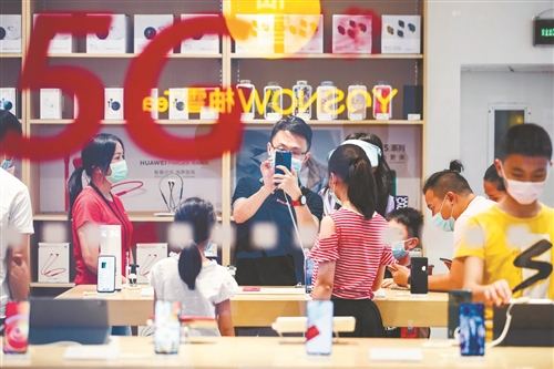 ■5月2日，市民在民盈·国贸城内的华为手机店体验、消费 记者 郑家雄 摄