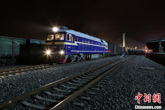 图为绥芬河站保障蔬菜品类货物顺利运输。　曲艺伟 摄