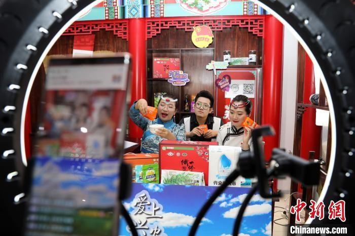 图为兴安盟团干部扶贫直播。　常亮 摄