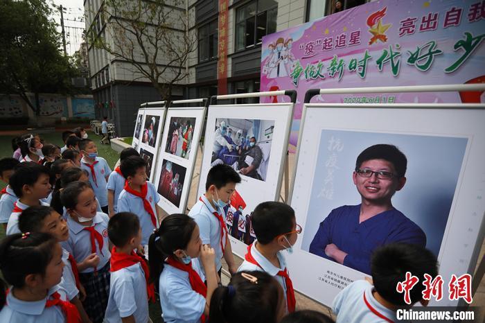 南京小学生手制“口罩”向新冠肺炎“说不”