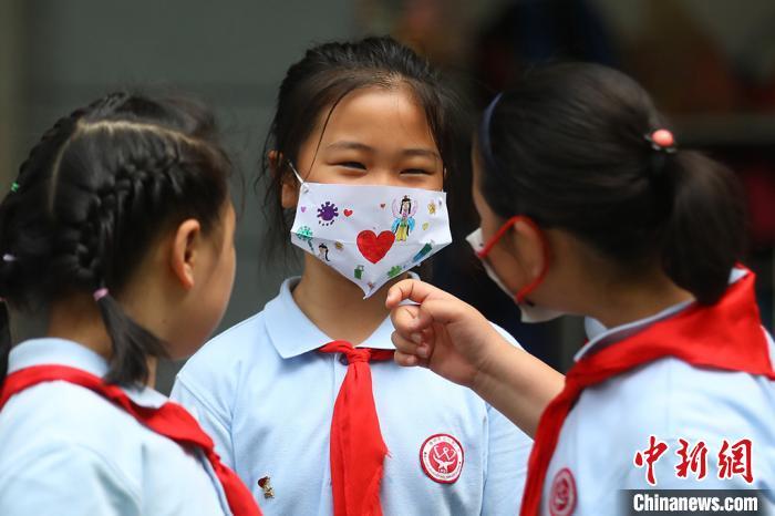 南京小学生手制“口罩”向新冠肺炎“说不”