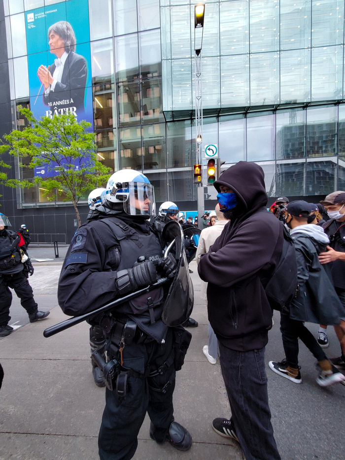 示威者与蒙特利尔警察对峙 推特图