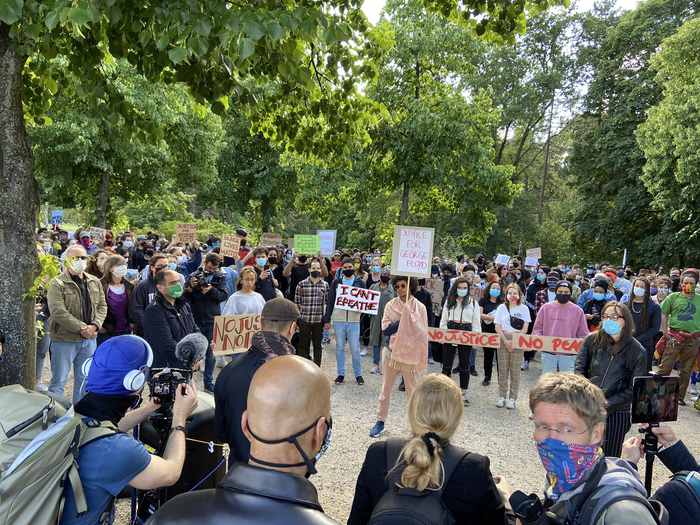 柏林的美国使馆外 推特图