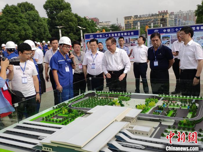 扩改工程沙盘讲解。　王昊昊 摄