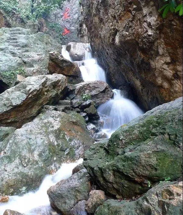 西樵山,山體為火山錐體西樵山天湖,為古火山口湖沿著107國道繼續前行