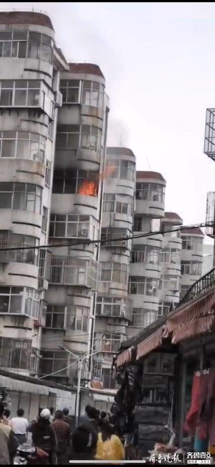 泰安奈河小区一居民楼起火，明火蹿出阳台