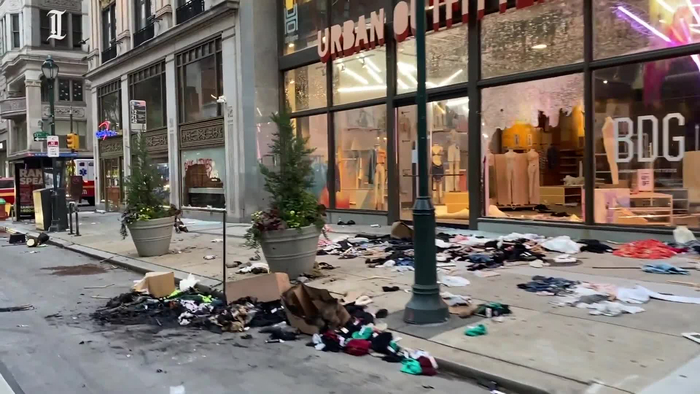  暴力之后，费城的清晨空荡、杂乱 图自《费城每日问询报》