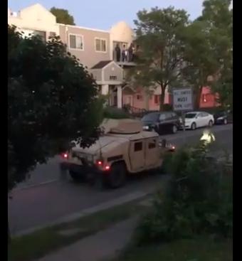 装甲车开路，美国军队朝居民开枪