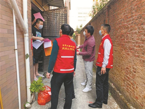 ■市自然资源局党员干部为医学观察隔离人员送生活物资 市自然资源局供图