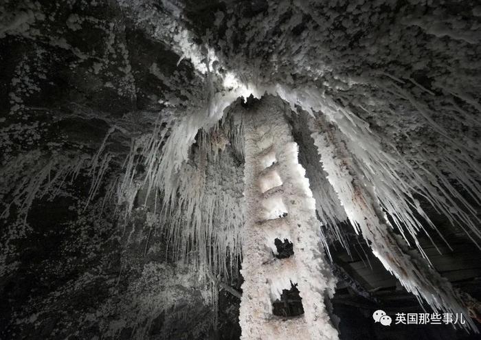 普通的房子进去后竟是美轮美奂的地下宫殿…这座传奇盐矿简直太惊艳！